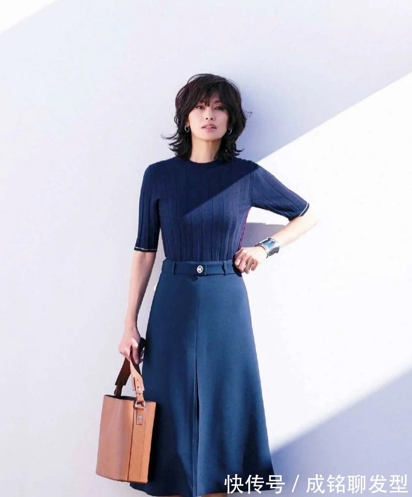 穿搭|五十岁女人搭配秋装,要记牢“3穿3不穿”,优雅得体又与众不同