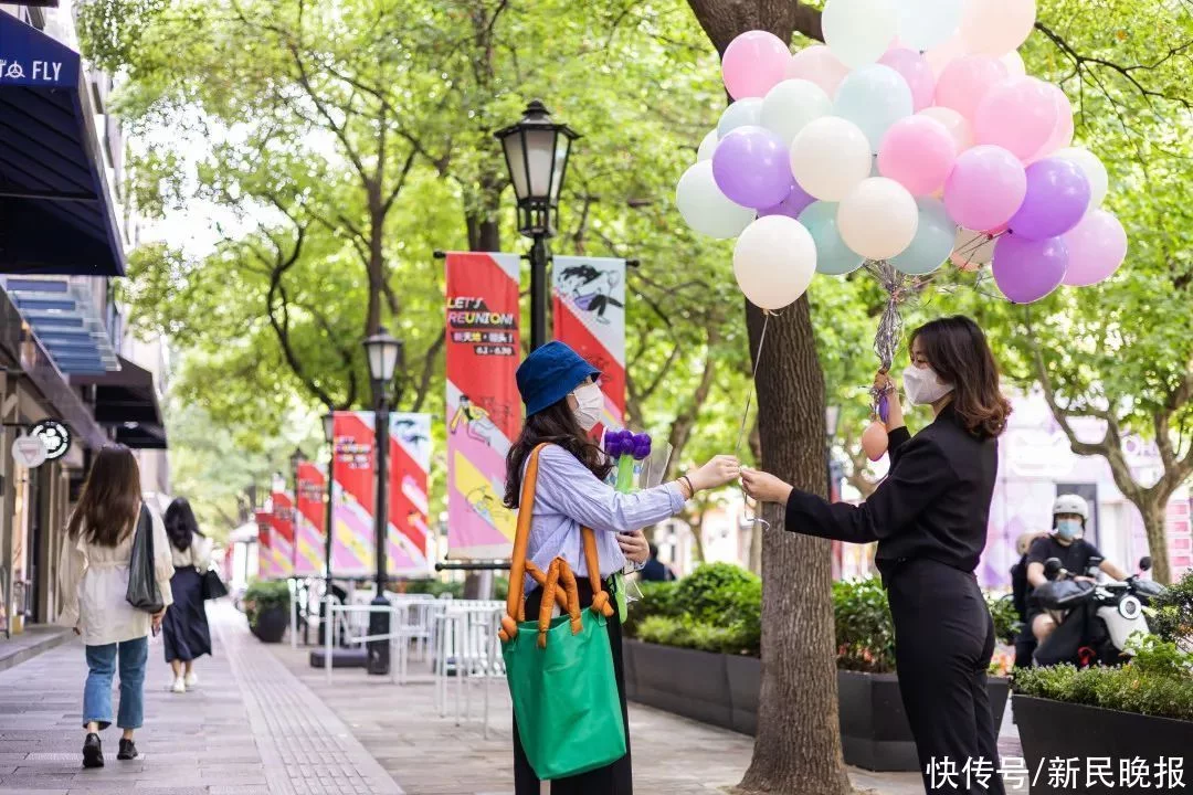 上海各大商圈回来啦！送鲜花、送气球，名表化妆品热销