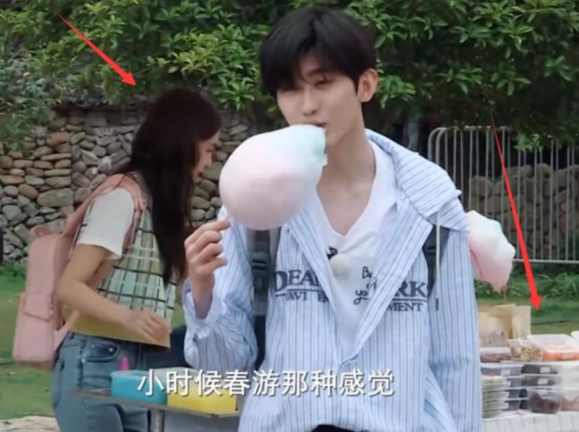  棉花|蔡徐坤吃棉花糖的时候，谁注意到身后的baby在干啥？当妈的秒懂