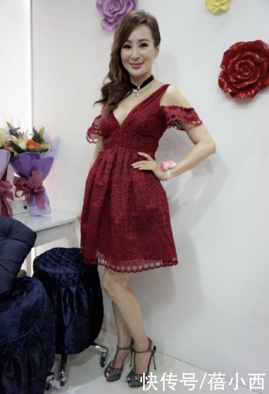 蕾丝|罗霖到了大婶的年纪更敢穿,饱满身材穿深V连衣裙,靠胆量就赢了