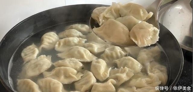 加盐|煮饺子，水开下锅就大错特错了！如此煮才正确，饺子鲜味足不破皮