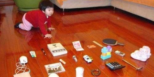 家长们|宝宝抓周,被爷爷随手放的“东西”吸引,全家人笑容逐渐消失