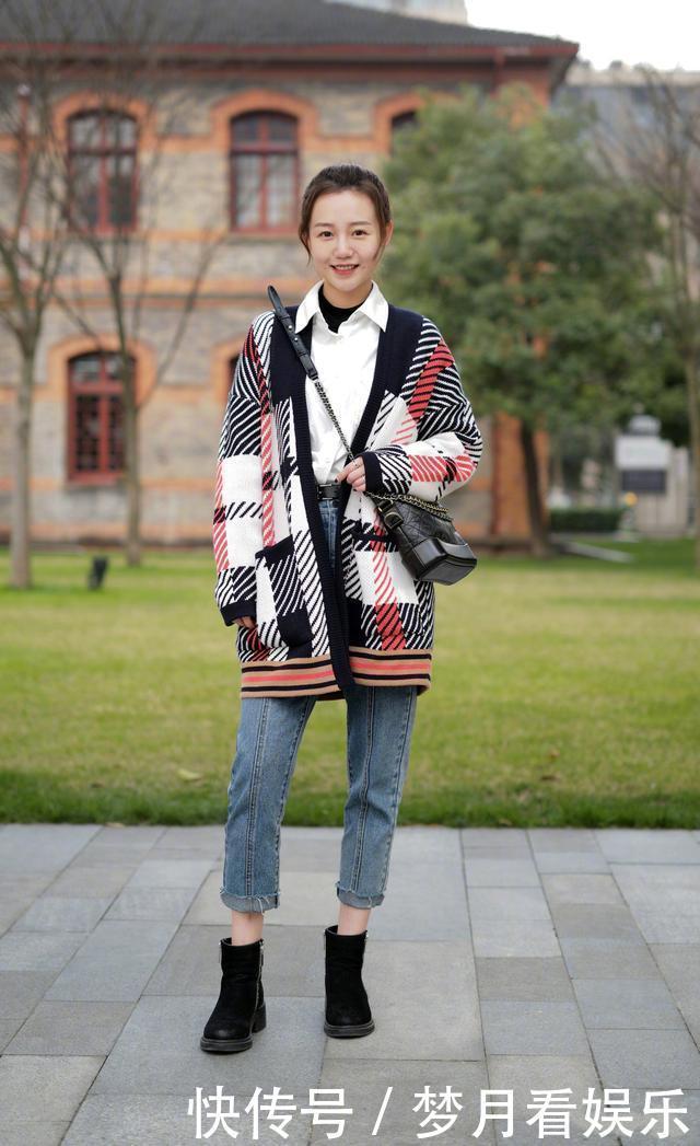 今年流行一种“显高穿法”,叫“长外套+九分裤”,很适合小个子