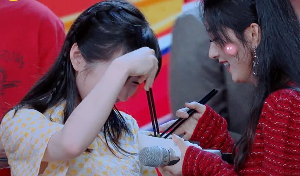 白米饭 赵丽颖用白米饭拌海参,本以为她自己吃,谁注意她一转身给了谁