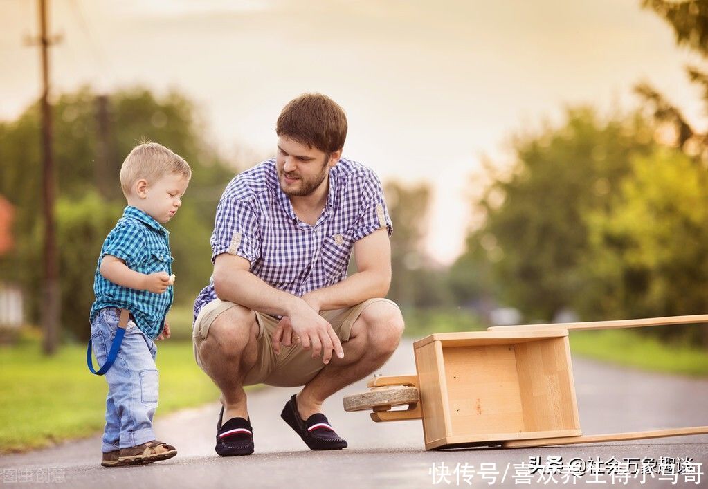 两个人|孩子面对父母和外人，表现就像两个人，这是为什么？