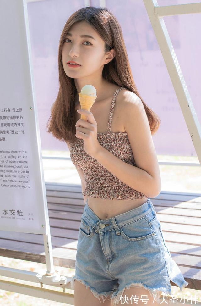 绑腿|美女街拍:时尚清爽干净的穿搭才会更吸引眼球,给人舒适的视觉感