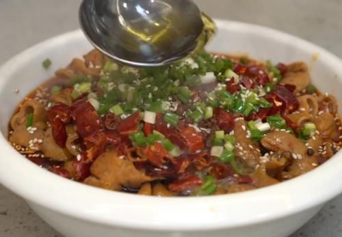 猪大肠|每年年夜饭，必做这道“麻辣肥肠”，够劲够爽够火，下酒又下饭