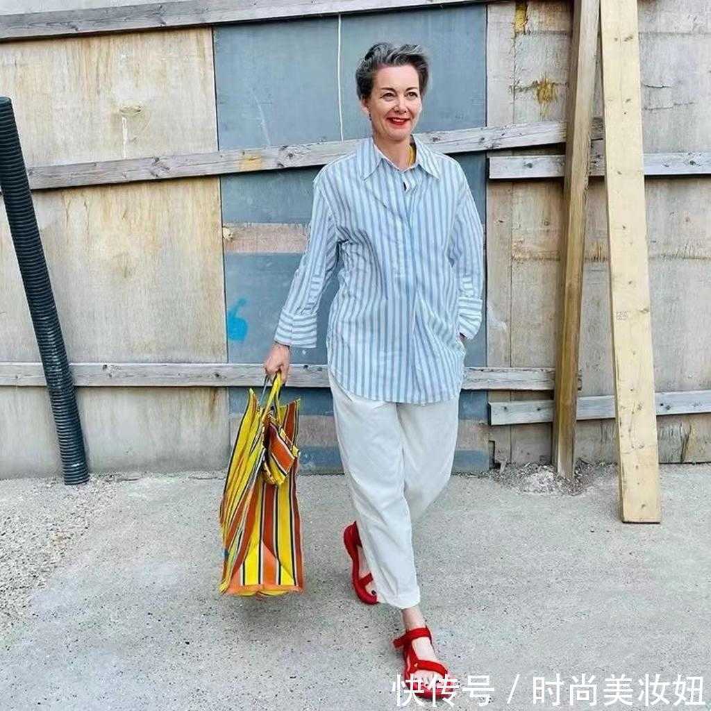 穿搭 这位49岁阿姨太会穿了,每一套都高级洋气,年轻人该学一学