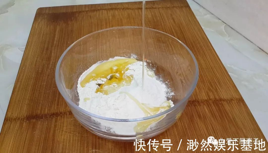 以后面粉就这么做,加2个鸡蛋,不烙饼不蒸馍,香甜酥脆上桌秒光