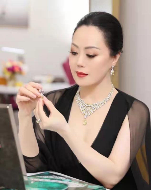 气质|章小蕙这富态气质绝了!戴5条宝石项链亮相活动,雍容贵气太耀眼