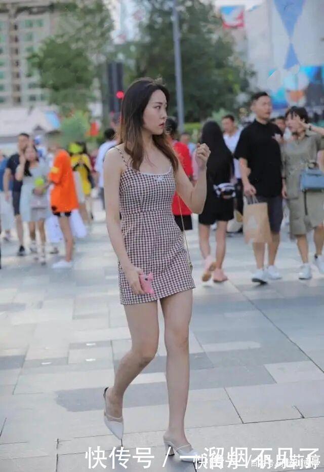 穿搭|“懒女人”也别只穿短裤,今夏流行“网格裙”,轻松穿出大片感!