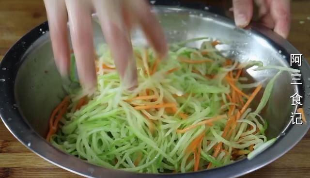 天冷了，宁可不吃肉，也要吃这道菜，个个晶莹剔透，营养又解馋