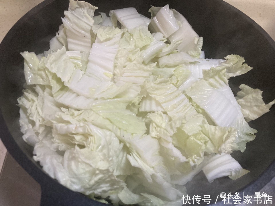 天冷此菜我家天天吃,二块钱炒一盘,简单快手,实惠又下饭
