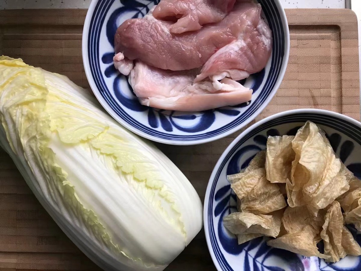 东北人都爱吃的一道菜，白菜腐皮炖五花肉，鲜美下饭真好吃