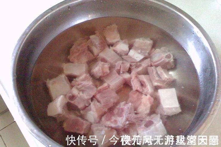 蒸排骨，最忌讳“焯水”！教您正确做法，排骨不腥，嫩滑多汁