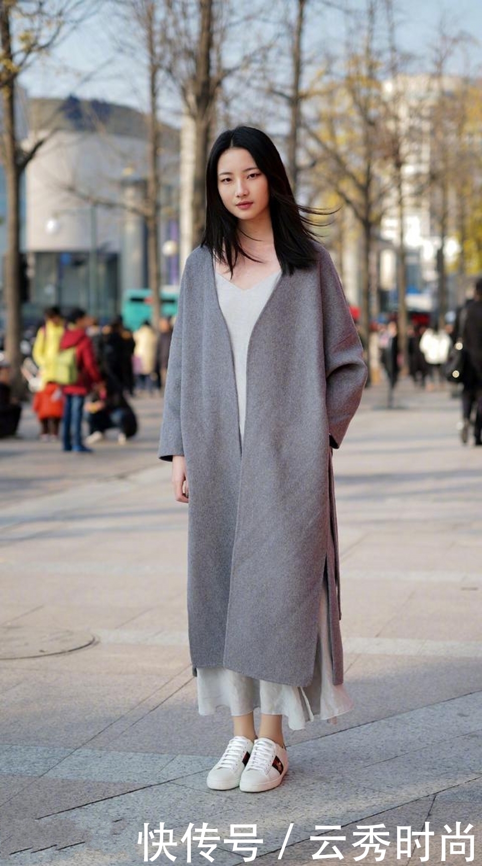 路人街拍，美女穿一字肩包臀连衣裙，很是时髦迷人