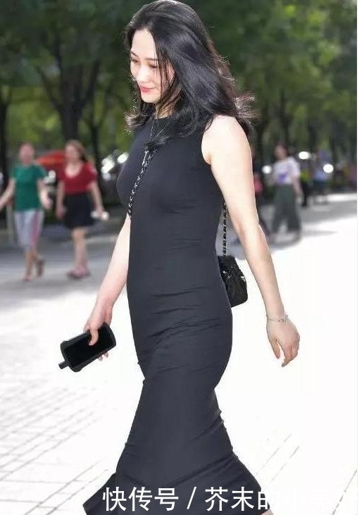 气质|街拍:穿长裙的风韵美女,清新淡雅,气质逼人!