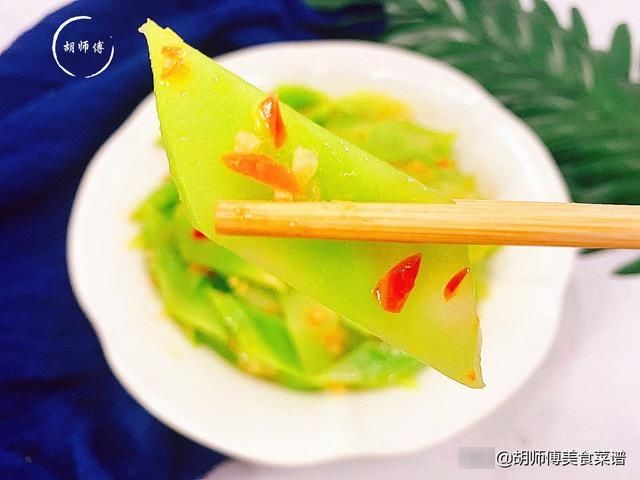 炒莴笋时，别直接下锅炒！厨师长教您一妙招，莴笋香脆爽口更入味