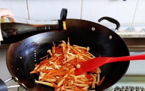 白玉蘑菇|很酷,我喜欢这碗素食汤,新鲜可口,他热量低,营养丰富