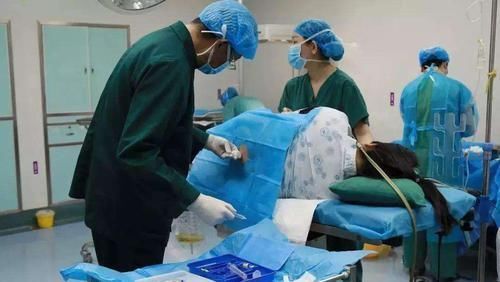 子宫|切开子宫拿出胎儿,剖腹产听着容易,手术时却并不简单,伟大!