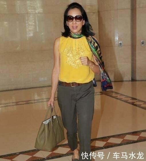 郭晶晶婆婆真时髦,穿黄色无袖衫配花丝巾洋气减龄,阔太气质惊艳