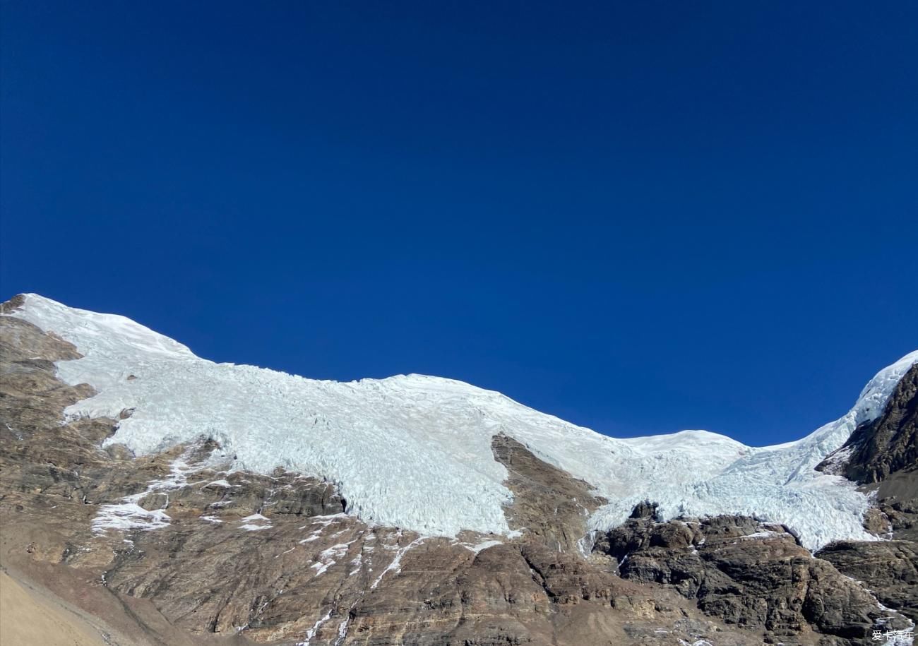 冰雪沿冰层张裂消融，形成壮丽多姿的冰塔林