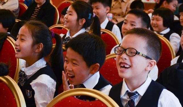 穷人家|穷孩子和富孩子,真的容易区分吗?即使穿着同样的校服,也能看出