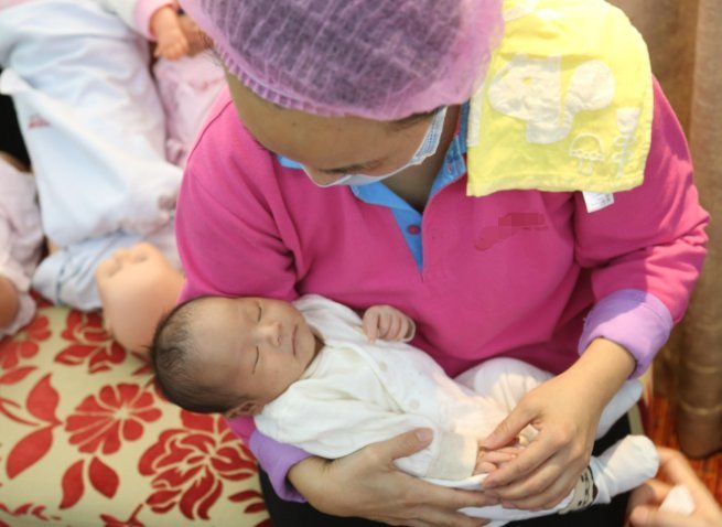 安娜|“出月子还这么矫情”,从怀孕到生娃,宝妈只有一个月“假期”吗