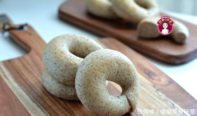 不用发酵就能烤的面包,暄软又筋道,加这料麦香浓郁,早餐吃不够