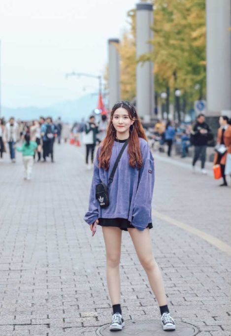 冬日|街拍:蓝色高领毛衣+黄色九分裤,在沉闷的冬日来点撞色简单时髦