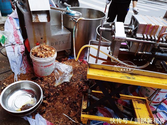 小区来了榨花生油的，一桶100元，围观的人多，原来猫腻在这里