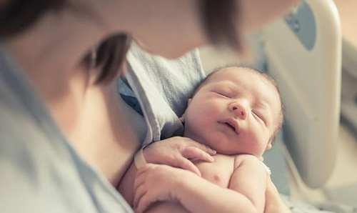 妈妈|年轻妈妈当着儿子面换衣服毫不避讳,总觉得孩子小,儿子的举动让她慌了