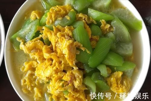 丝瓜|炒丝瓜不能直接下锅,发黑还出水,教你一招,颜色翠绿有食欲