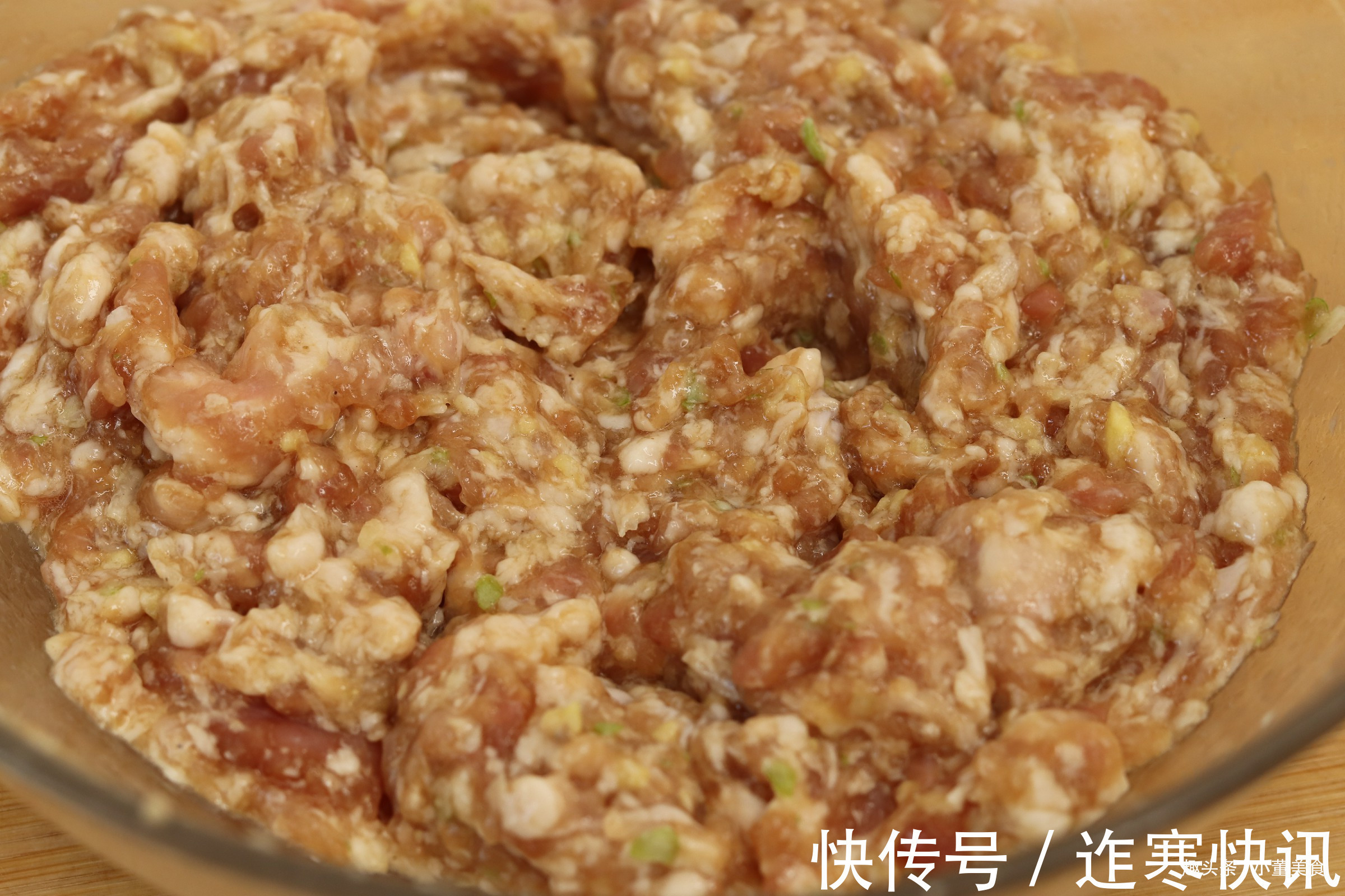 技巧|不管包饺子还是馄饨，牢记拌肉馅3个技巧，又香又嫩，好吃不腻