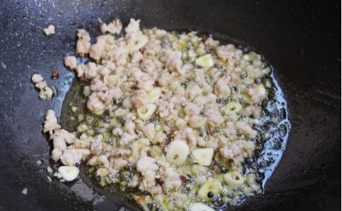 水泡发粉条|餐馆炒粉条爽滑好吃,在家炒就粘锅,原来是我们少做了这一步骤