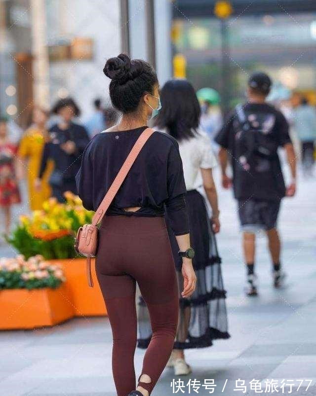 方形 黑色低胸上衣搭配褐色时尚打底裤，日常休闲，文艺的感觉！