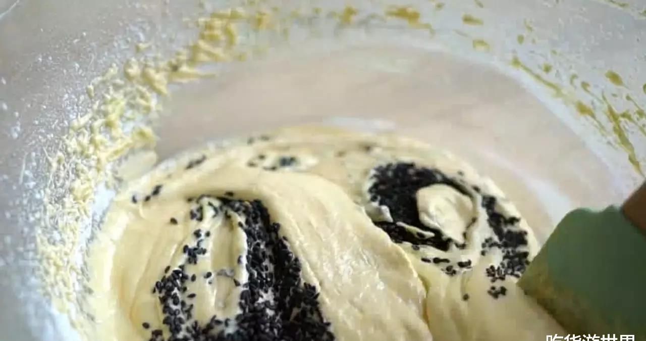 想吃蛋卷不用去买了,3个鸡蛋加一碗面粉,用手一捏就碎