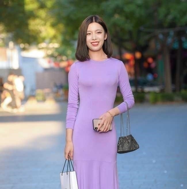 街拍 美女一件连衣裙，硬是穿出了紧身衣的效果