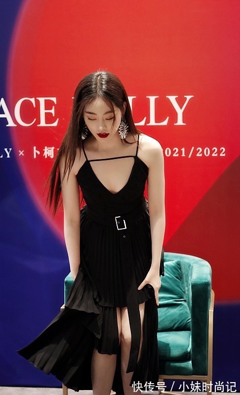 身材 祝绪丹生图丝毫不影响颜值,但身穿吊带裙“身材平平”,缺少亮点