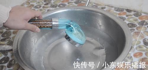 疏通|淋浴喷头堵了不用怕，学会这诀窍，只需一个塑料袋就能轻松解决