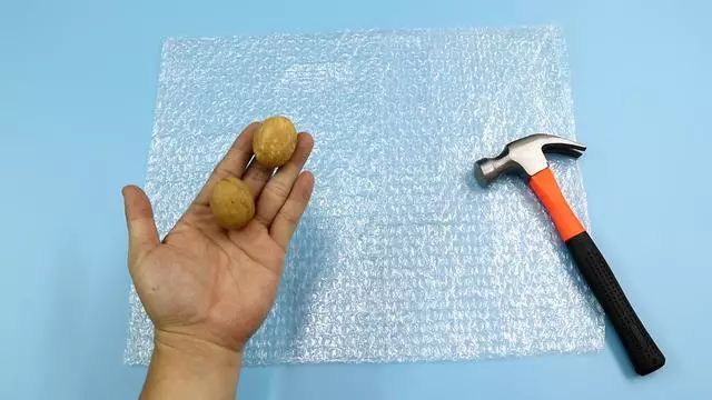 快递里的“气泡垫”别扔啦!放卫生间、厨房特实用,一年能省不少钱!