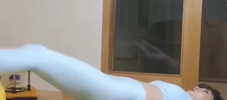 美女|美女瑜伽球健身, 既瘦腿又塑形, 还可提升力量