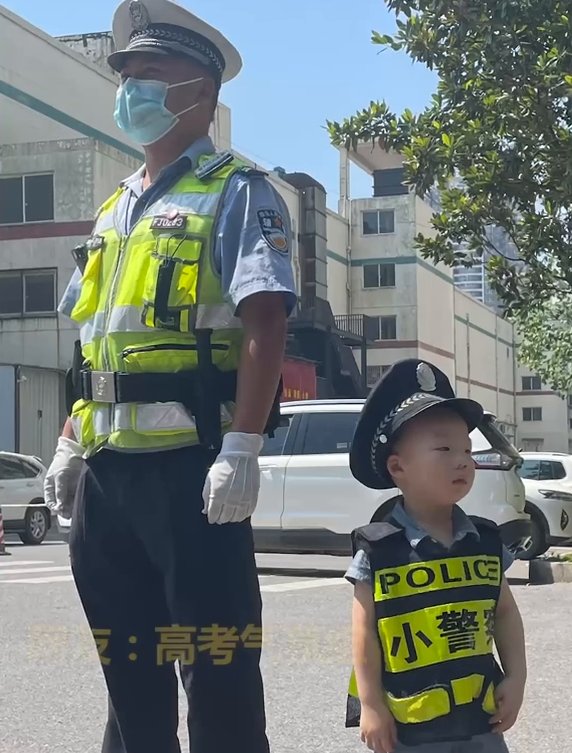 交警|高考气氛组！交警奶爸带3岁萌娃，提前感受高考氛围