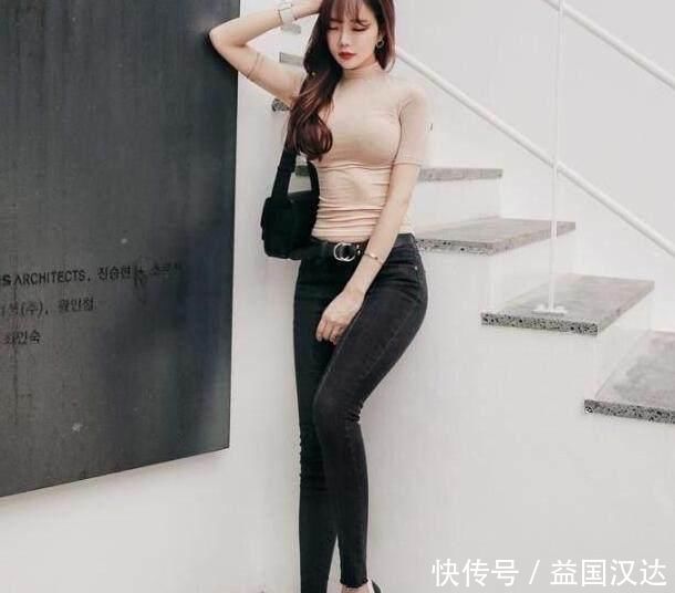 时尚穿搭，小姐姐搭配牛仔裤，露出小蛮腰秀身材