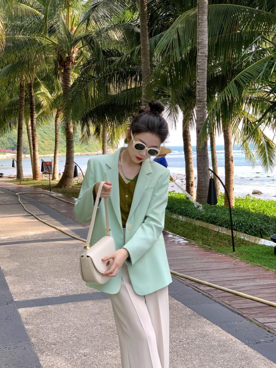 连衣裙 你的衣橱里绝对少不了“西装”,来看潮人的时尚造型,值得借鉴