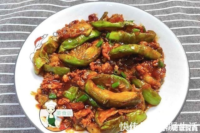 炒茄子时，直接下锅就错了，大厨教您一招，茄子香软，不油不发黑！