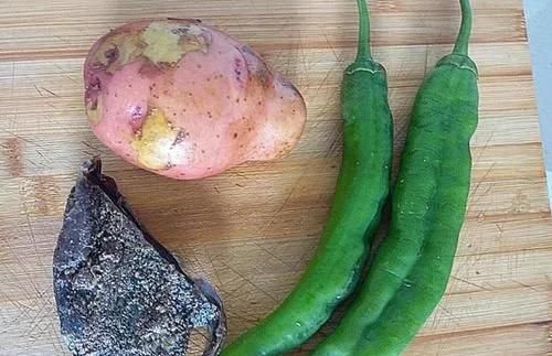 土豆和它一起炒,吃着比肉香,家人都爱吃,太解馋了