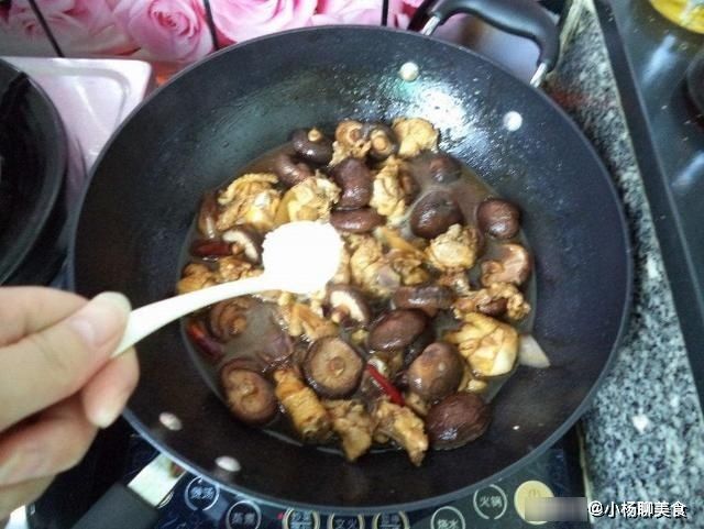 炖鸡汤|小鸡炖蘑菇，到底要不要焯水？这一步做错，鸡肉口感差，不好吃