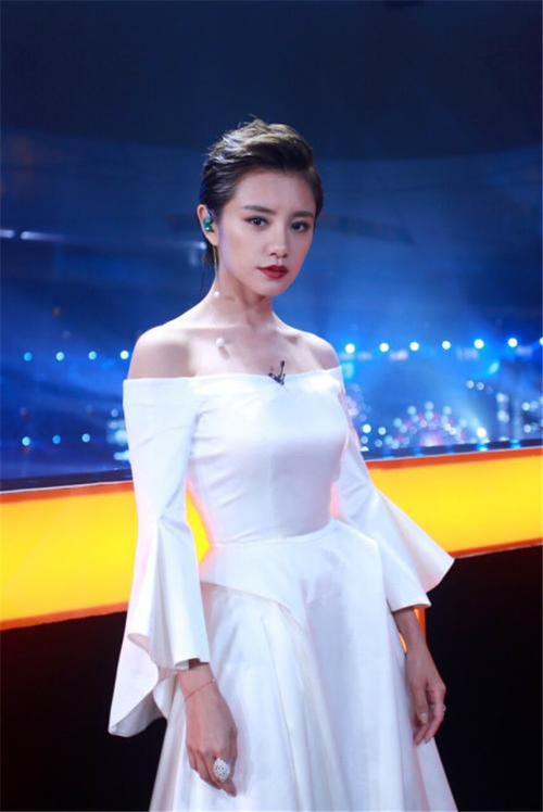 浙江卫视 张国立硬是60分钟没转头!只因女主持现场失误,少穿了一件衣服