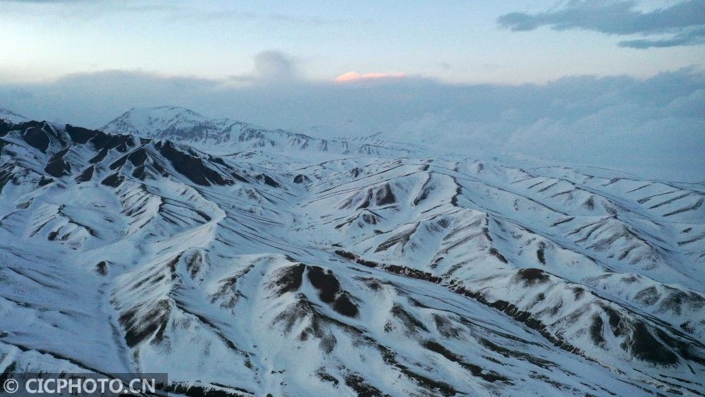 老年|初春航拍新疆巴音布鲁克高原雪景